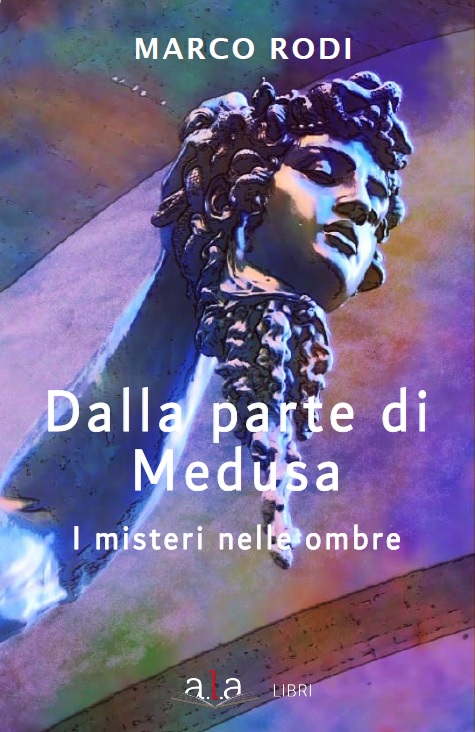 Un primo piano della testa di Medusa della statua di Benvenuto Cellini in Piazza della Signoria a Firenze. I colori sono con sfumature verdi, azzurre e blu